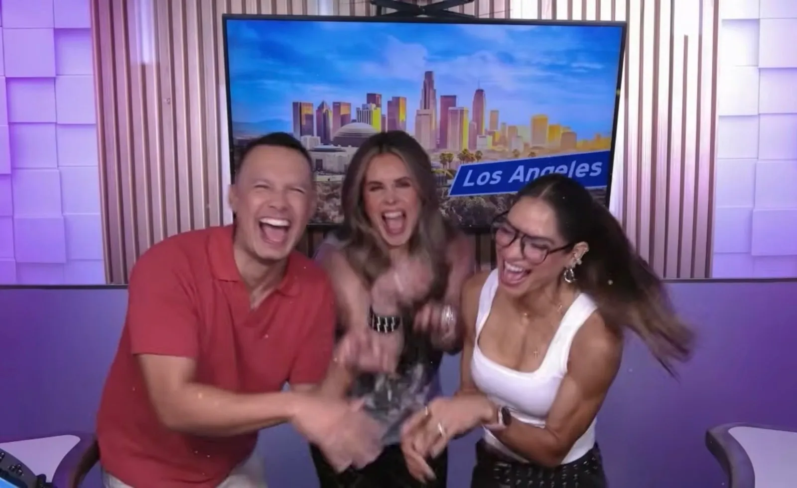 Luis Sandoval, Erika Reyna y Alejandra Espinoza riendo en el estudio de Buena Vibra en Los Ángeles