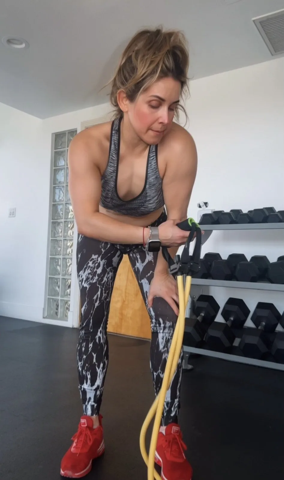 Erika Reyna haciendo ejercicio con una liga de resistencia